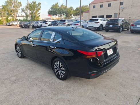 Used 2025 Nissan Altima 2.5 SV FWD image 8