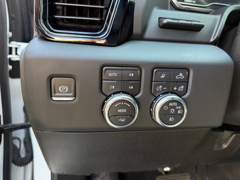 Used 2024 GMC Sierra 2500 AT4 w/ AT4 Premium Plus Package AWD/4WD image 8
