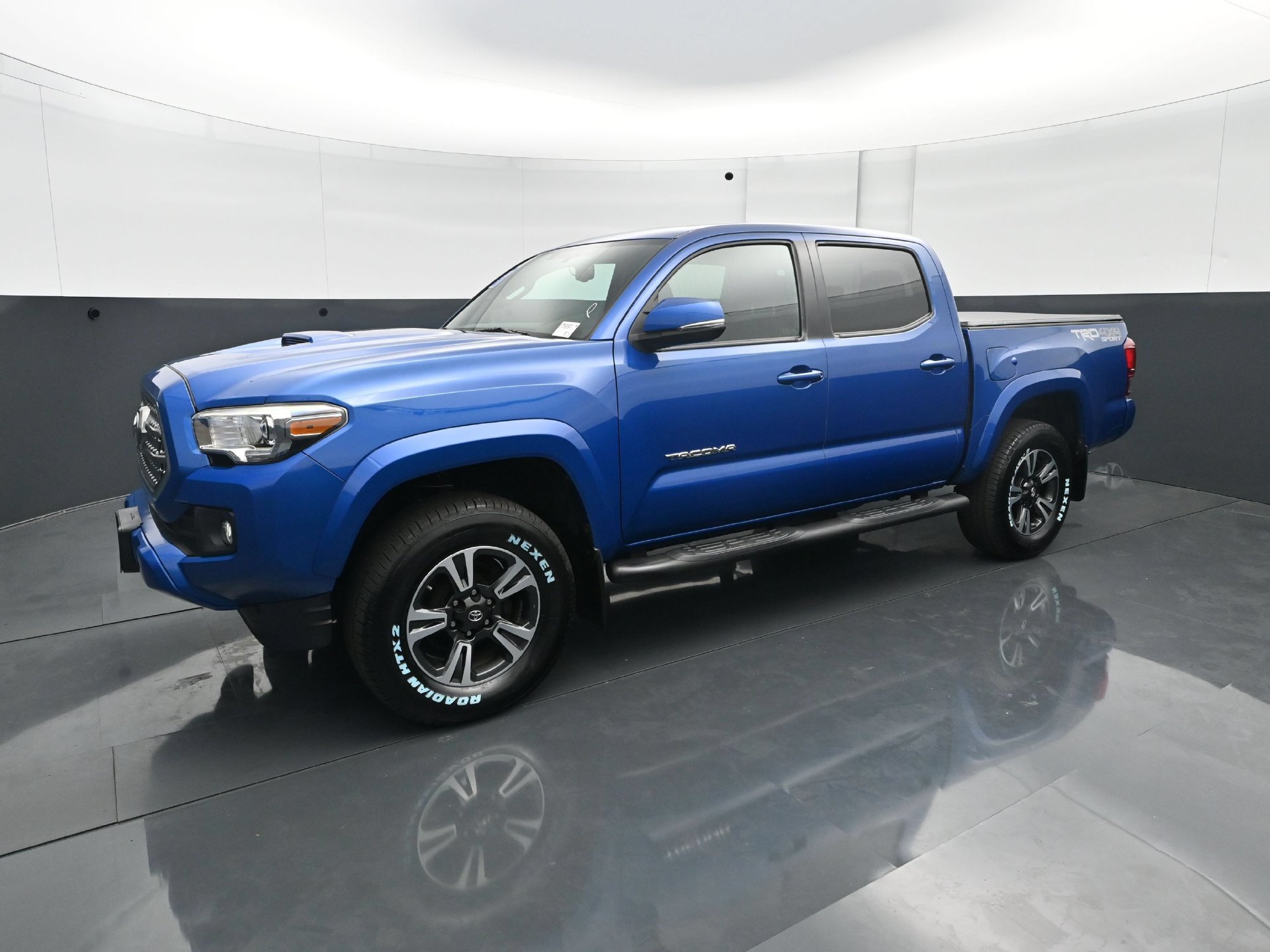 Used 2017 Toyota Tacoma TRD Sport w/ Premium & Technology Package AWD/4WD image 2