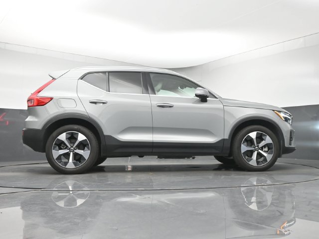 Used 2024 Volvo XC40 B5 Plus AWD/4WD image 17