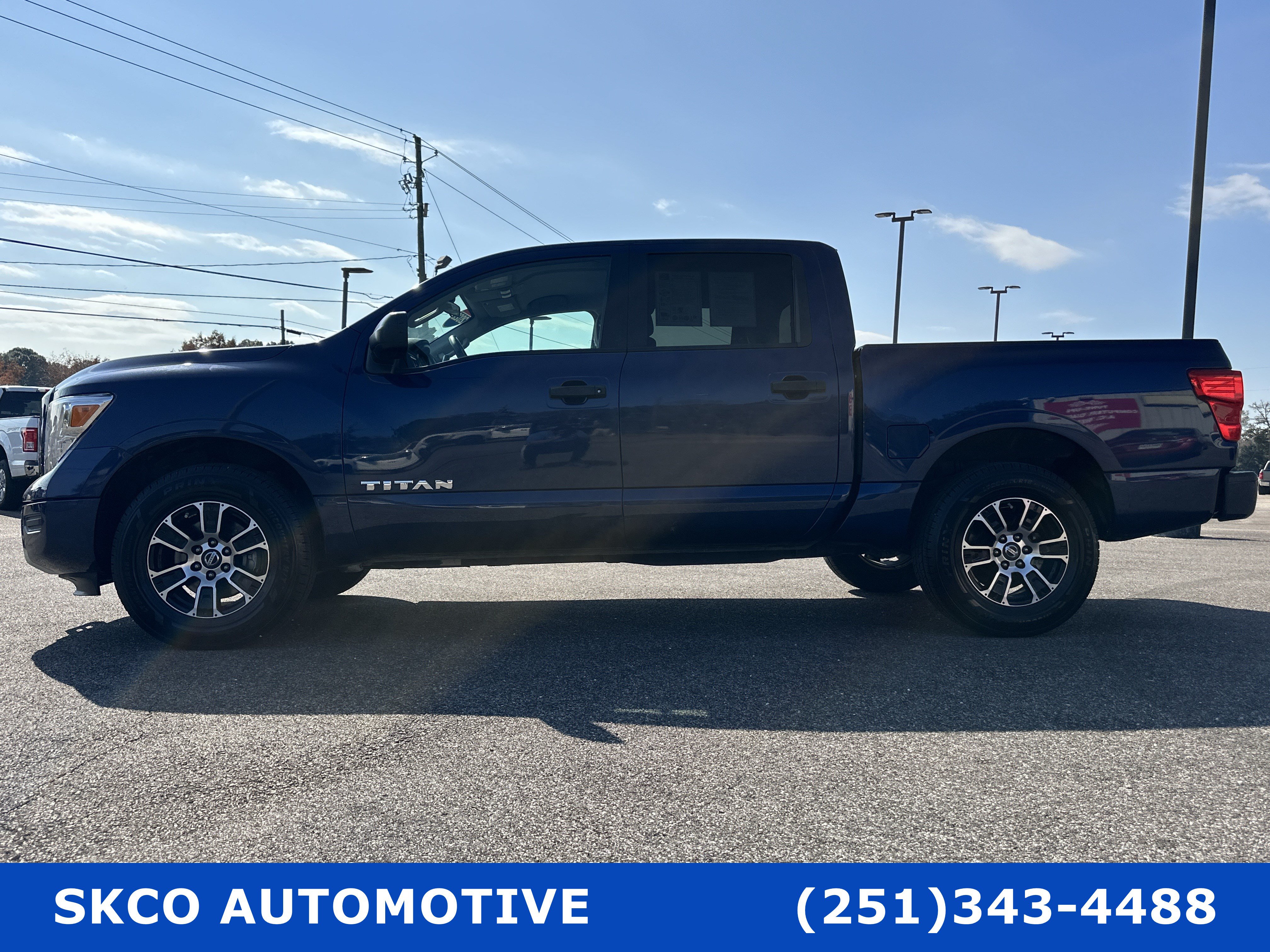 Used 2022 Nissan Titan SV RWD image 2