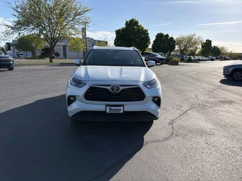 Used 2025 Toyota Highlander XLE AWD/4WD image 2