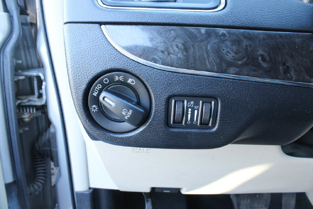 Used 2016 Chrysler Town & Country Touring FWD image 15