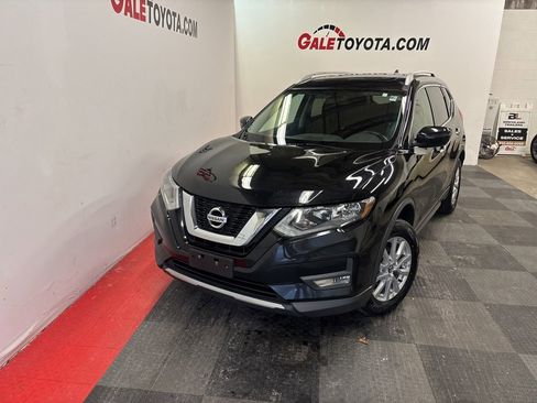 Used 2017 Nissan Rogue SV image 2