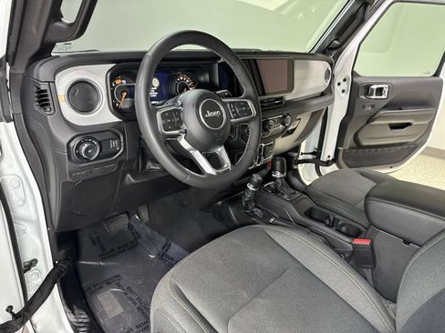 Used 2025 Jeep Wrangler Unlimited Sahara AWD/4WD image 11