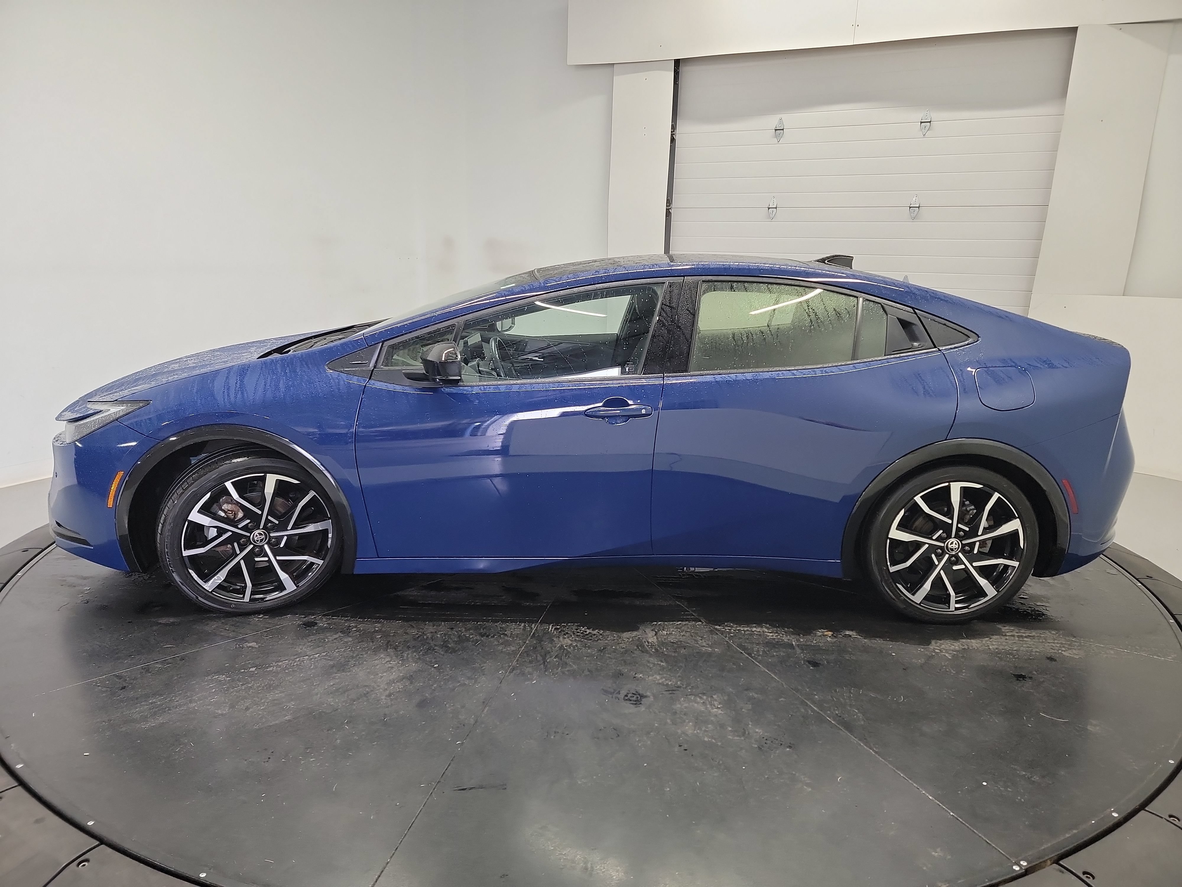 Used 2023 Toyota Prius Prime Premium FWD image 4