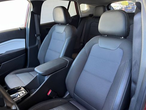 Used 2025 Chevrolet Trax LT image 36