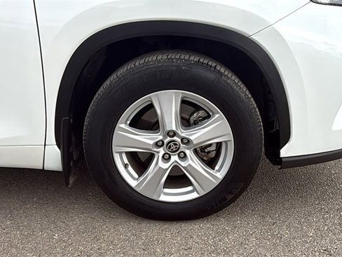 Used 2023 Toyota Highlander LE image 29