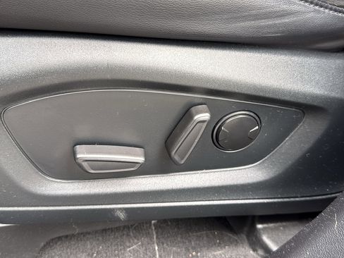 Used 2022 Ford Explorer XLT w/ Equipment Group 202A image 14