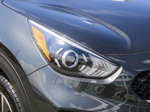 Used 2022 Kia Niro EX image 3