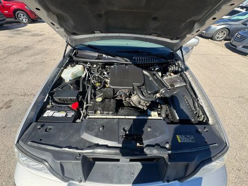 Used 2009 Lincoln Town Car Signature Limited image 26