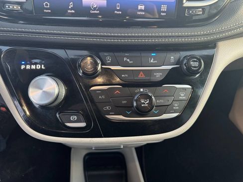 Used 2023 Chrysler Pacifica Touring-L image 27