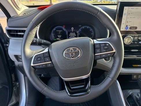 Used 2025 Toyota Highlander Limited AWD/4WD image 30