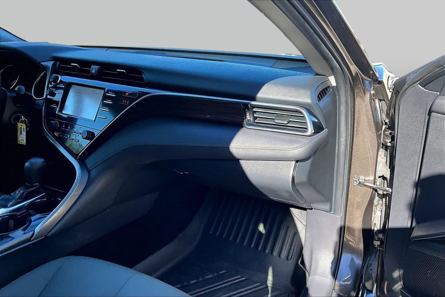 Used 2018 Toyota Camry LE FWD image 19
