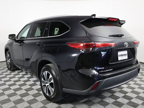 Used 2021 Toyota Highlander XLE AWD/4WD image 4