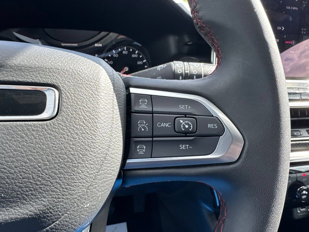 Used 2025 Jeep Compass Trailhawk AWD/4WD image 6
