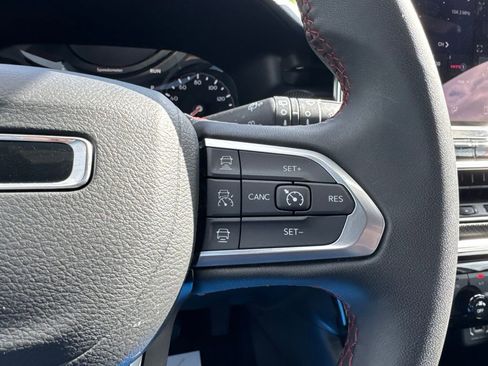 Used 2025 Jeep Compass Trailhawk AWD/4WD image 6