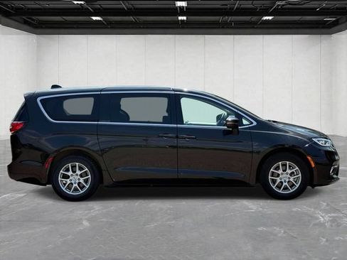 Used 2023 Chrysler Pacifica Touring-L FWD image 6