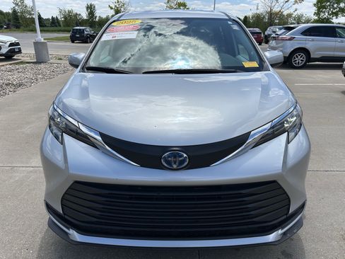 Certified 2025 Toyota Sienna LE FWD image 2