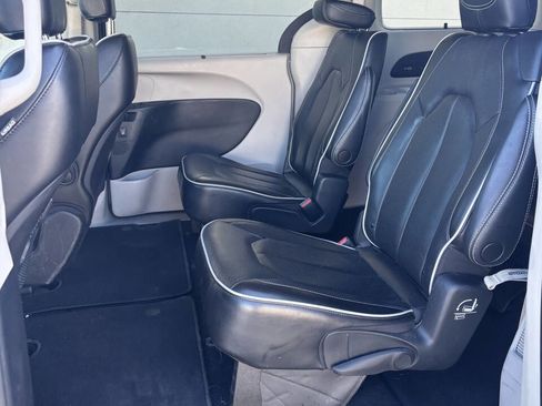 Used 2022 Chrysler Pacifica Limited image 22
