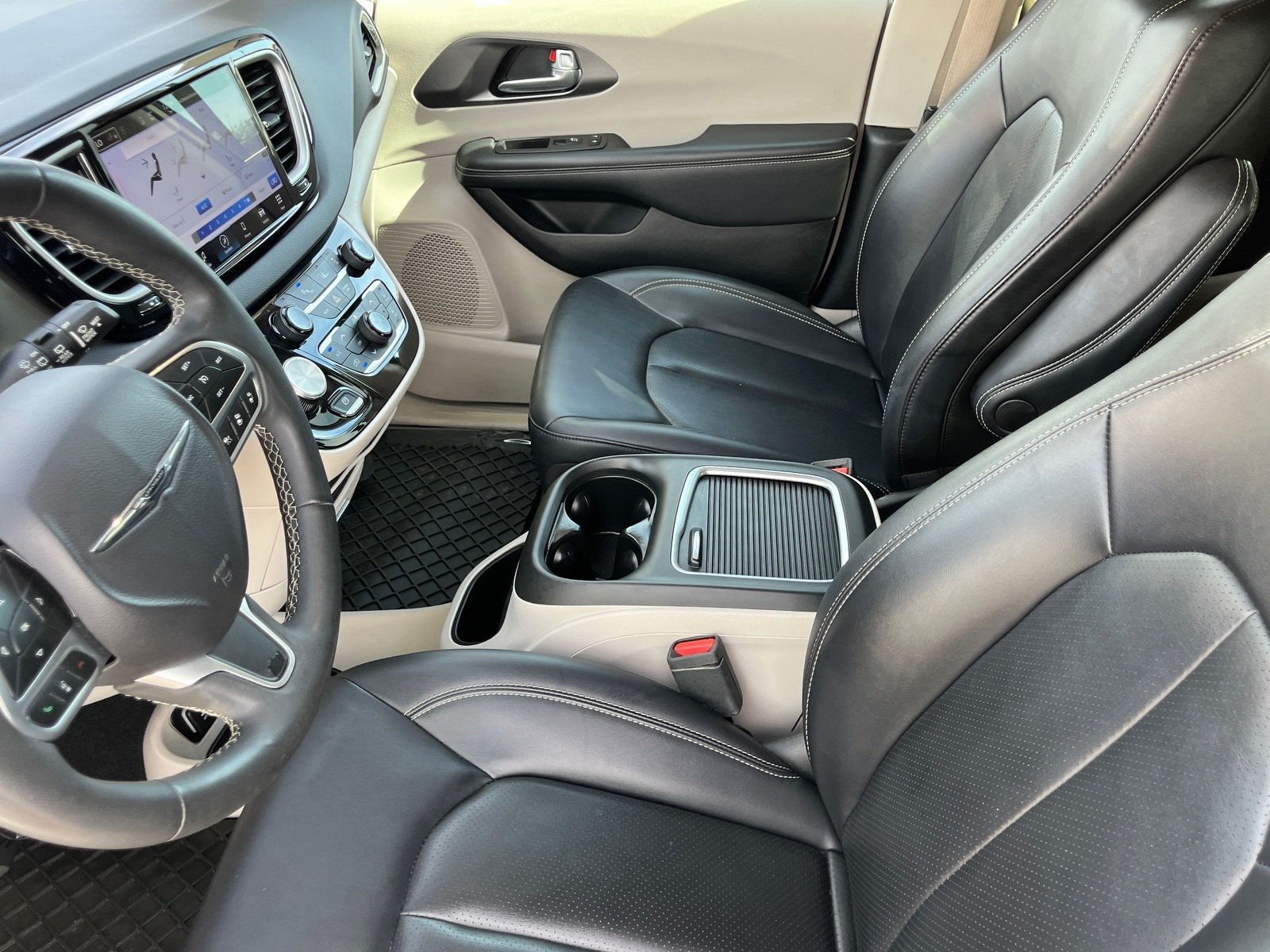 Used 2024 Chrysler Pacifica Touring-L FWD image 17