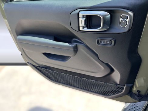 New 2025 Jeep Gladiator Sport image 29