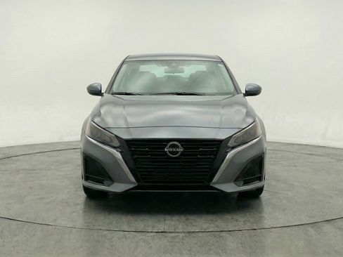 Used 2025 Nissan Altima 2.5 SV image 2