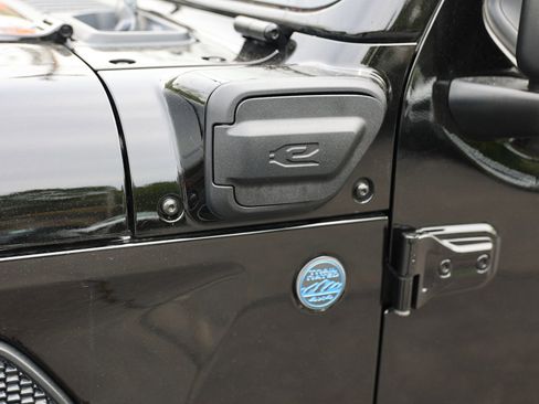 Used 2024 Jeep Wrangler Unlimited AWD/4WD image 9