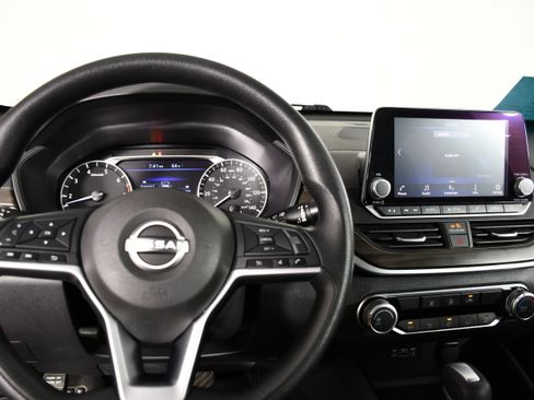 Used 2024 Nissan Altima 2.5 SV FWD image 16