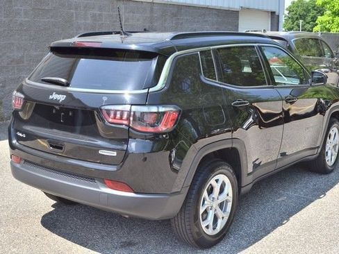Used 2024 Jeep Compass Latitude AWD/4WD image 8