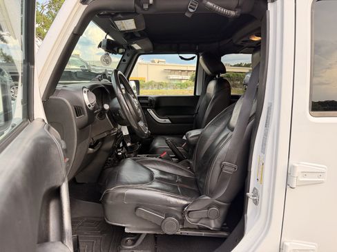 Used 2015 Jeep Wrangler Unlimited Sahara w/ Dual Top Group AWD/4WD image 13