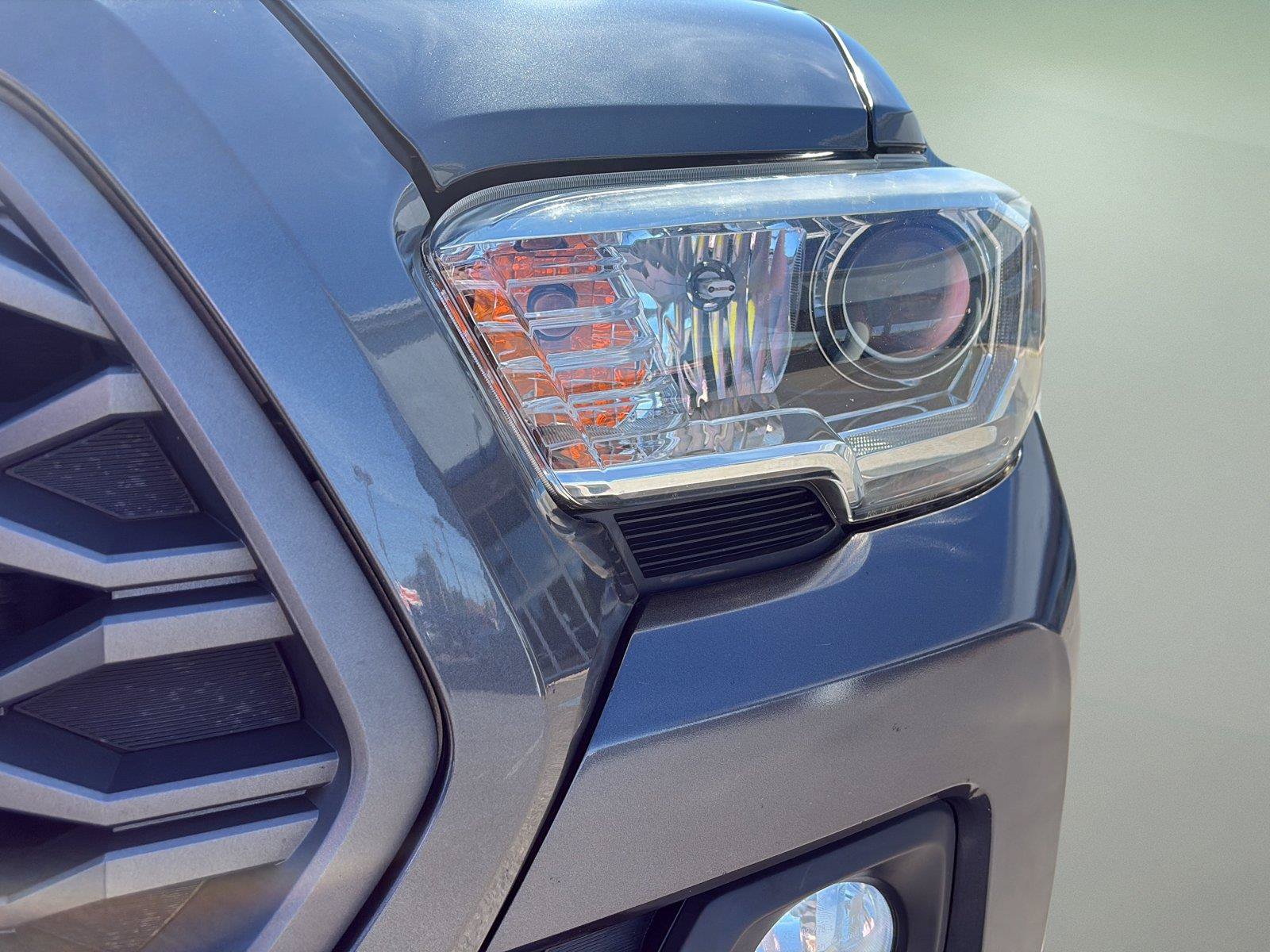 Used 2020 Toyota Tacoma TRD Sport AWD/4WD image 33