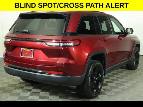 Used 2023 Jeep Grand Cherokee Altitude AWD/4WD image 10