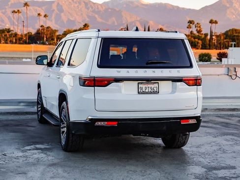 Certified 2024 Jeep Wagoneer Series II w/ Flexible Seating Group image 17