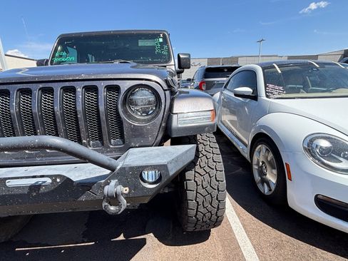 Used 2018 Jeep Wrangler Unlimited Sahara AWD/4WD image 8