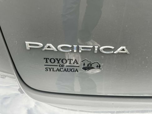 Used 2021 Chrysler Pacifica Touring-L image 9