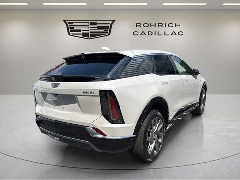 Certified 2025 Cadillac Optiq Luxury 2 w/ LPO, Floor Liner Package AWD/4WD image 6