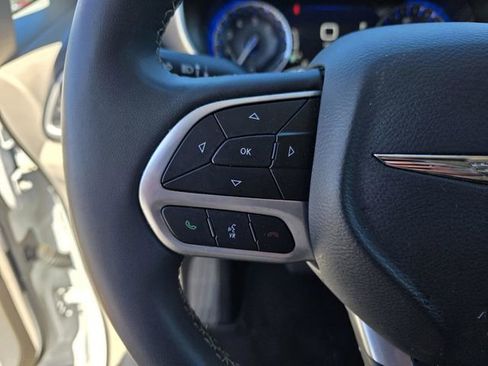 Used 2024 Chrysler Pacifica Touring-L image 33