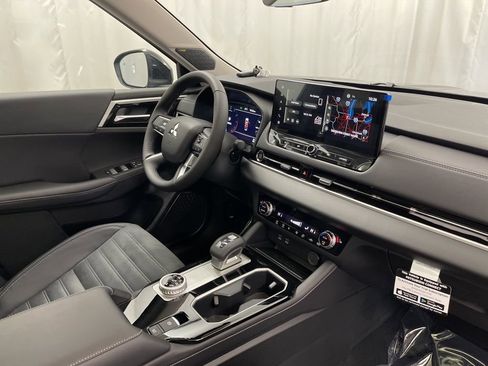 New 2025 Mitsubishi Outlander SE image 26