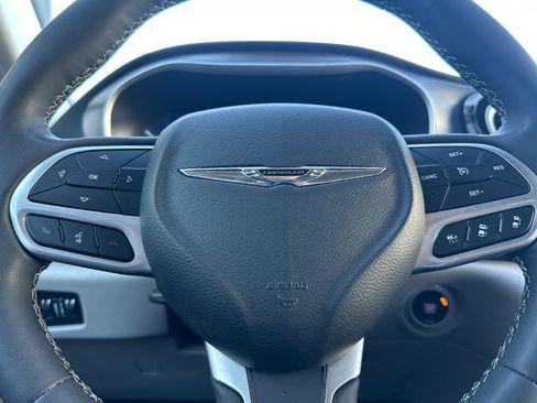 Used 2024 Chrysler Pacifica Touring-L FWD image 25