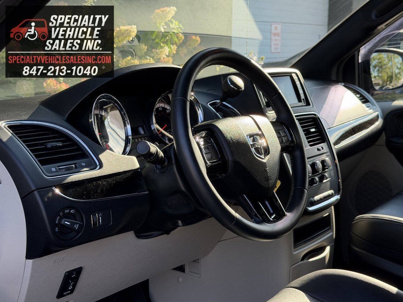 Used 2018 Dodge Grand Caravan SXT FWD image 34