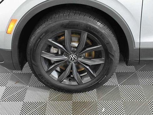 Certified 2024 Volkswagen Tiguan SE FWD image 31