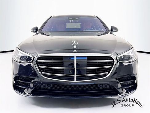 Used 2022 Mercedes-Benz S 580 4MATIC Sedan w/ AMG Line Package image 2
