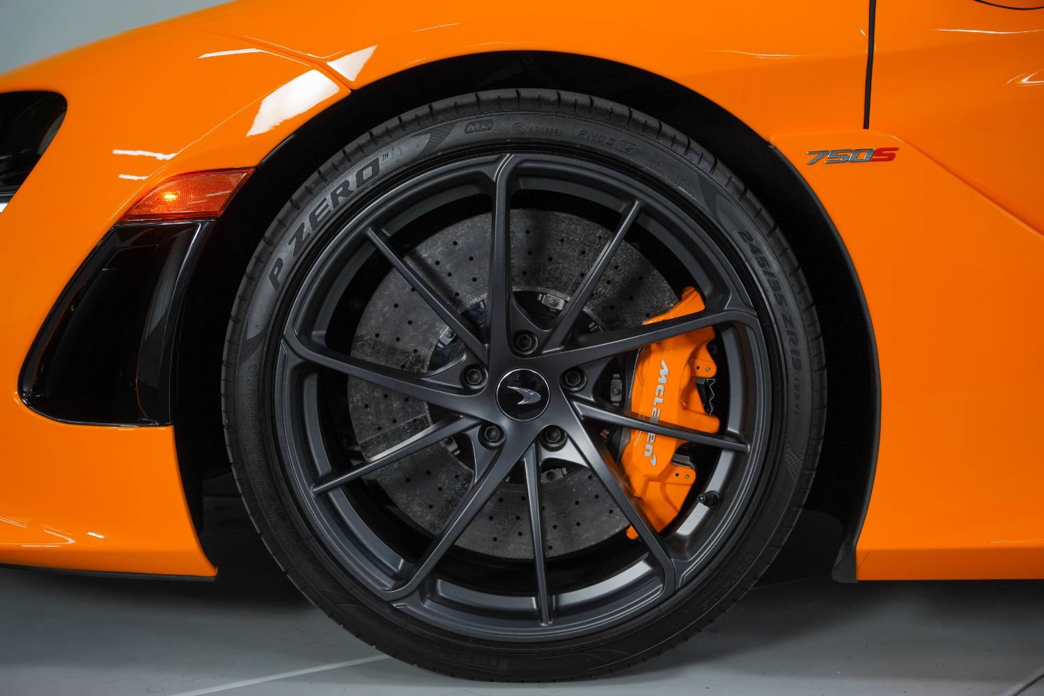 Used 2024 McLaren 750S Spider RWD image 16