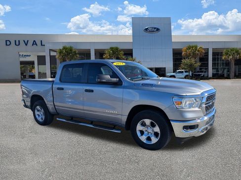 Used 2019 Chevrolet Equinox LT w/ Driver Convenience Package image 2