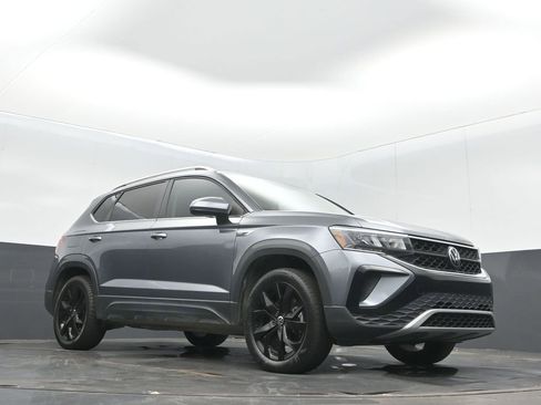 Used 2022 Volkswagen Taos SE w/ Panoramic Sunroof Package AWD/4WD image 10