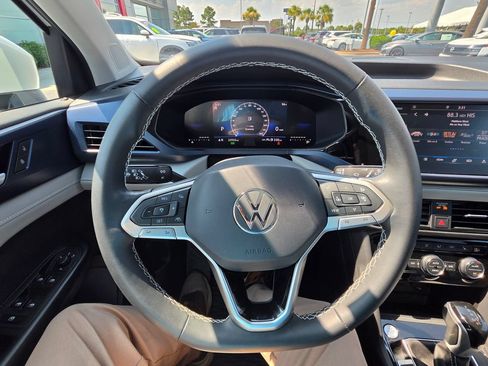 Used 2024 Volkswagen Taos SE w/ Panoramic Sunroof Package FWD image 19