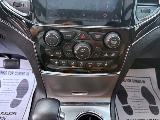 Used 2020 Jeep Grand Cherokee Overland AWD/4WD image 16
