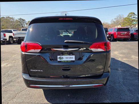 Used 2018 Chrysler Pacifica Touring Plus w/ Tire & Wheel Group image 9