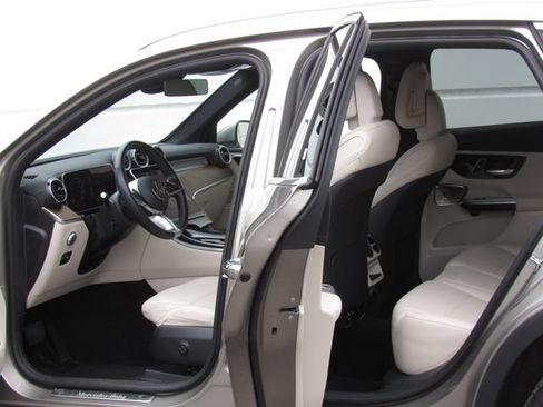 Used 2023 Mercedes-Benz GLC 300 4MATIC image 12